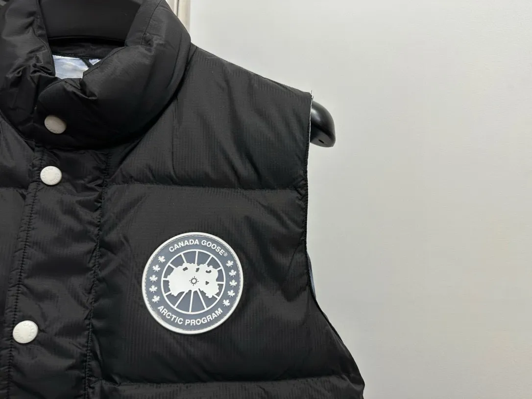 P480 [Canadagoose] Canada Goose White Label Glacier Down Vest Canada Goose's new "Northern Lights Series" down vest Canada Goose's new "Northern Lights" Northern Lights White Label down vest is now available! The light and layered colors give people the feeling of being trapped in the mist around icebergs and glaciers. It can be said to be very dreamy! Original YKK zipper, Size:XS-XXL